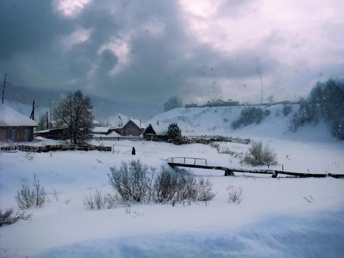 деревня у реки зимой