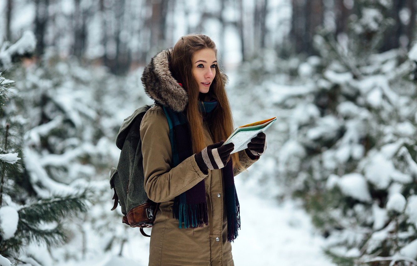 женщина в зимнем лесу фото