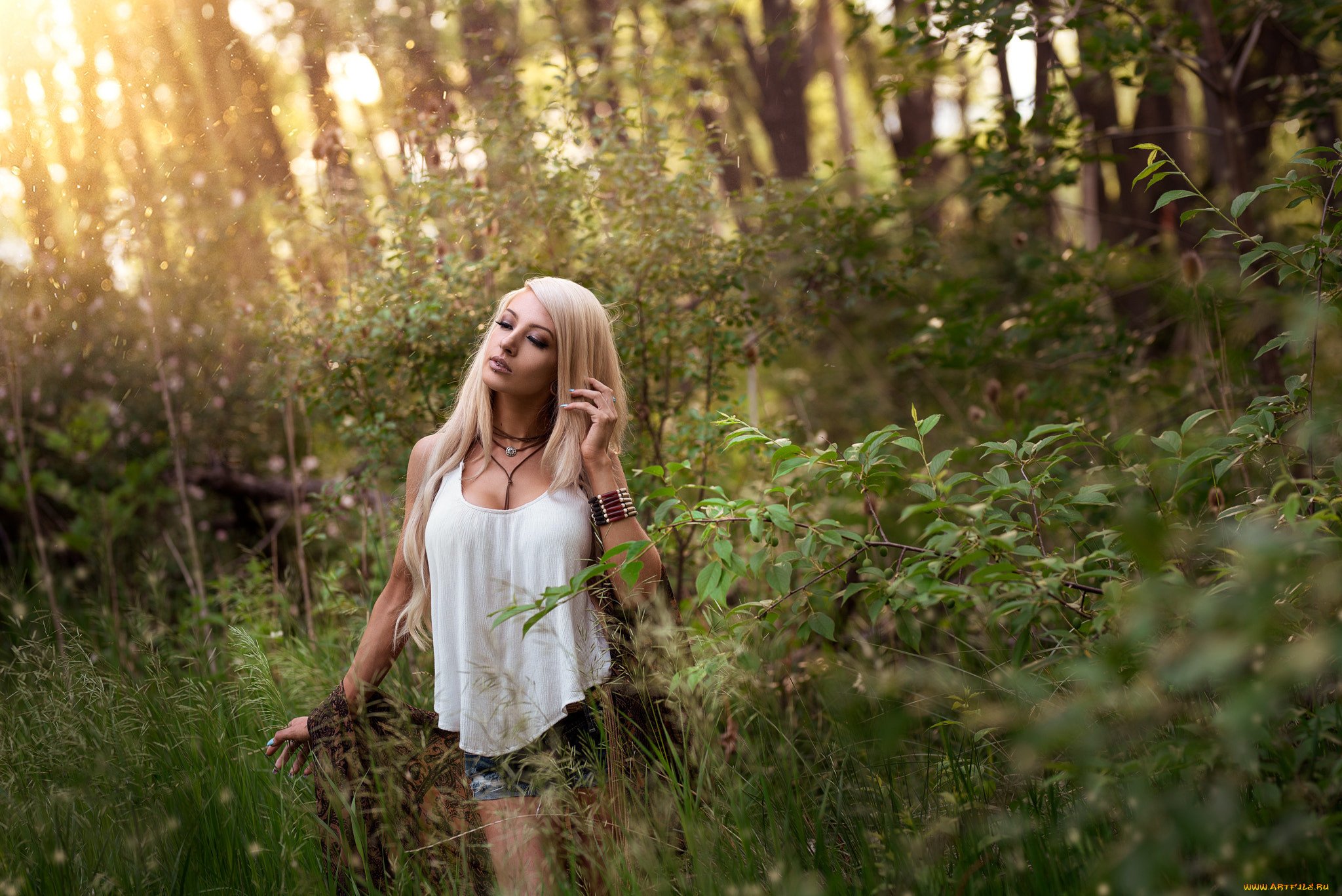 Грудастая блондинка обливается сгущёнкой в лесу