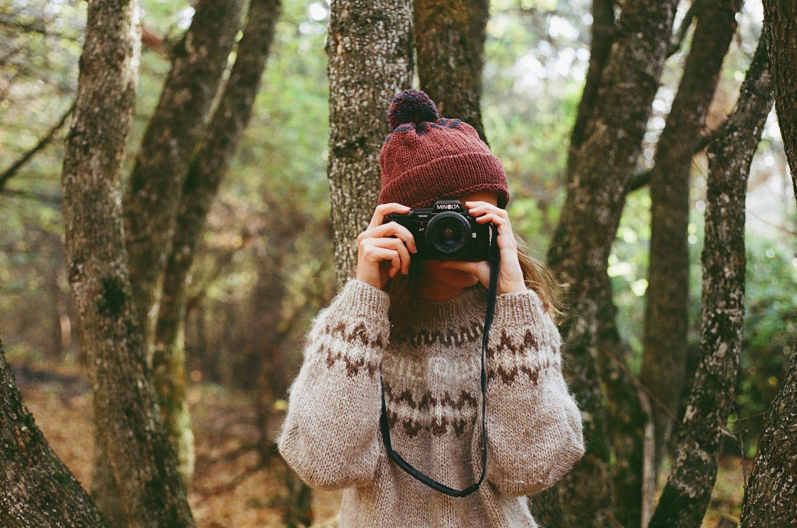Девушки фотоаппарат в лесу