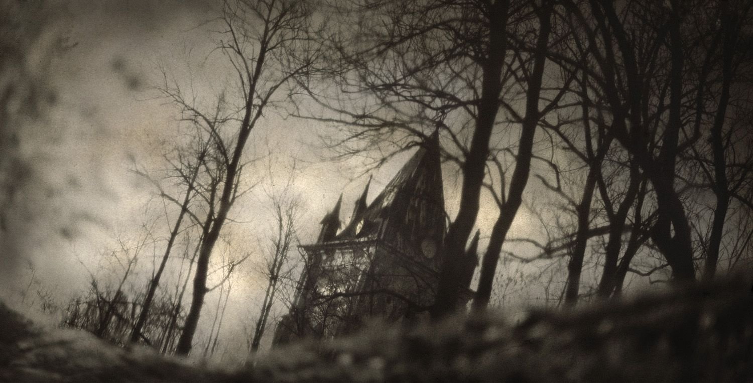 Мрачный замок с кладбищем