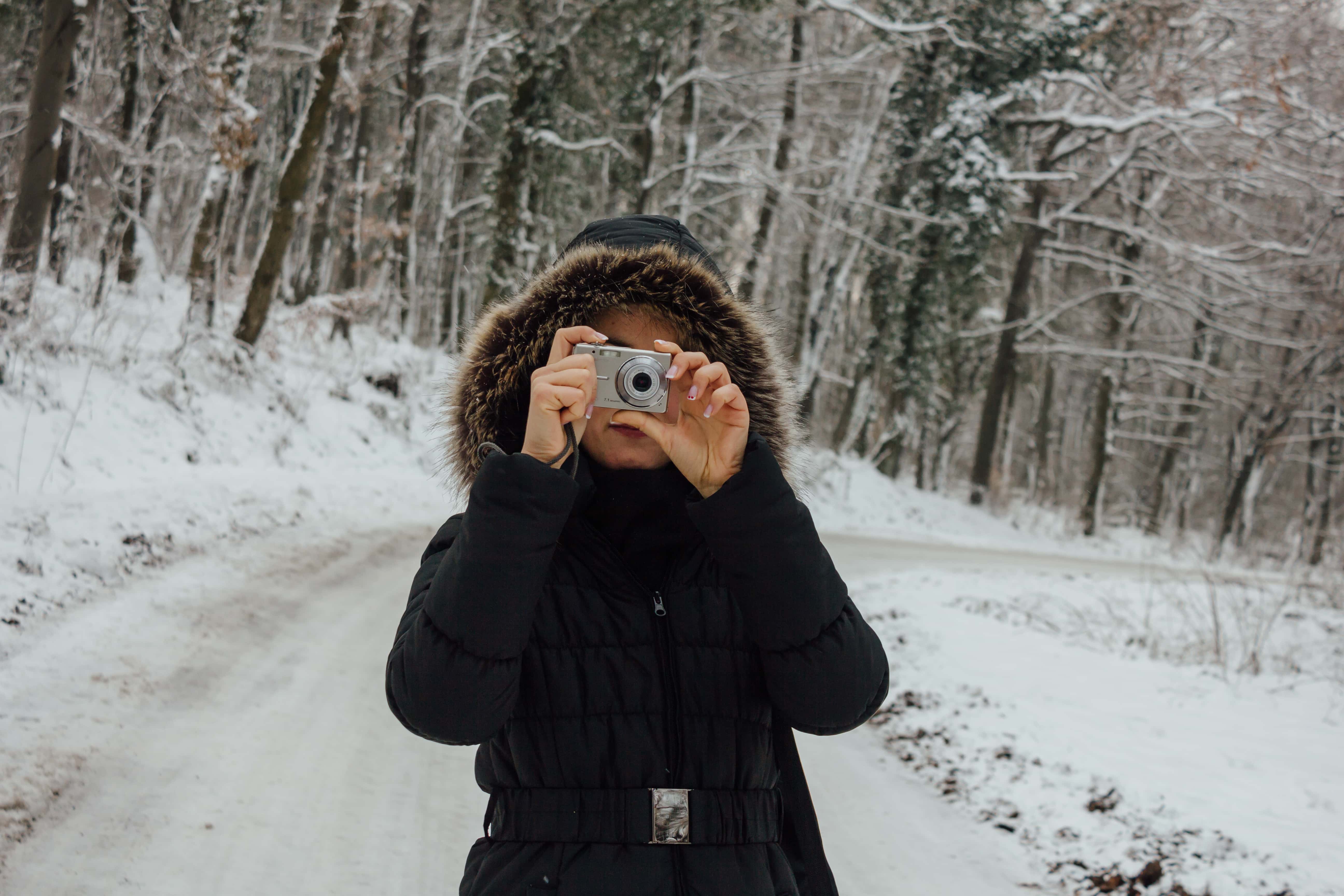 Девушка с фотоаппаратом зима