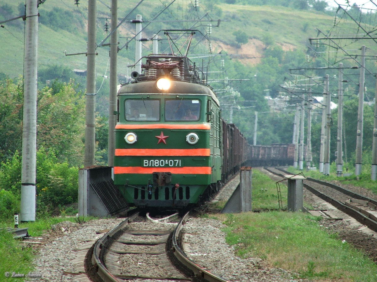 Зелёный электровоз вл80