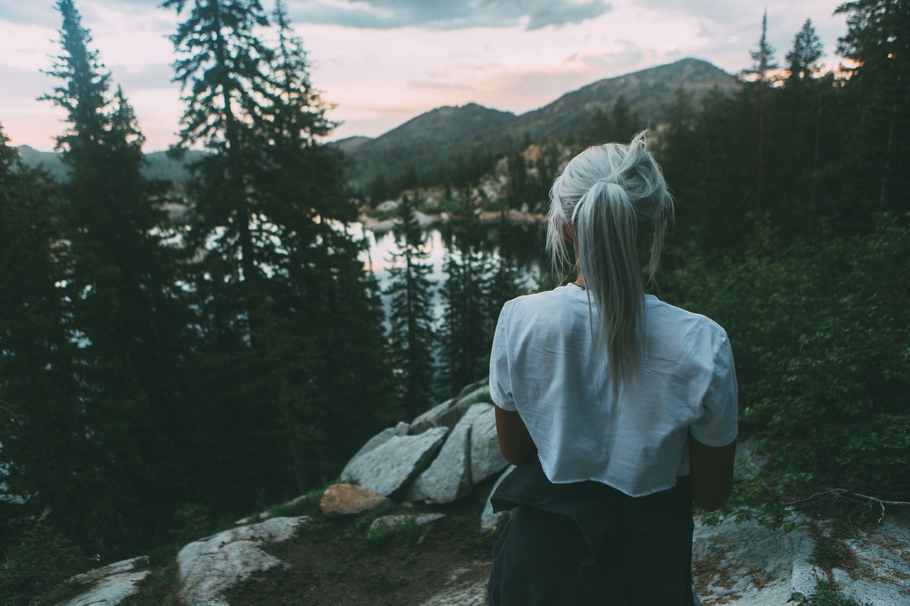 Девушка с белыми волосами в лесу
