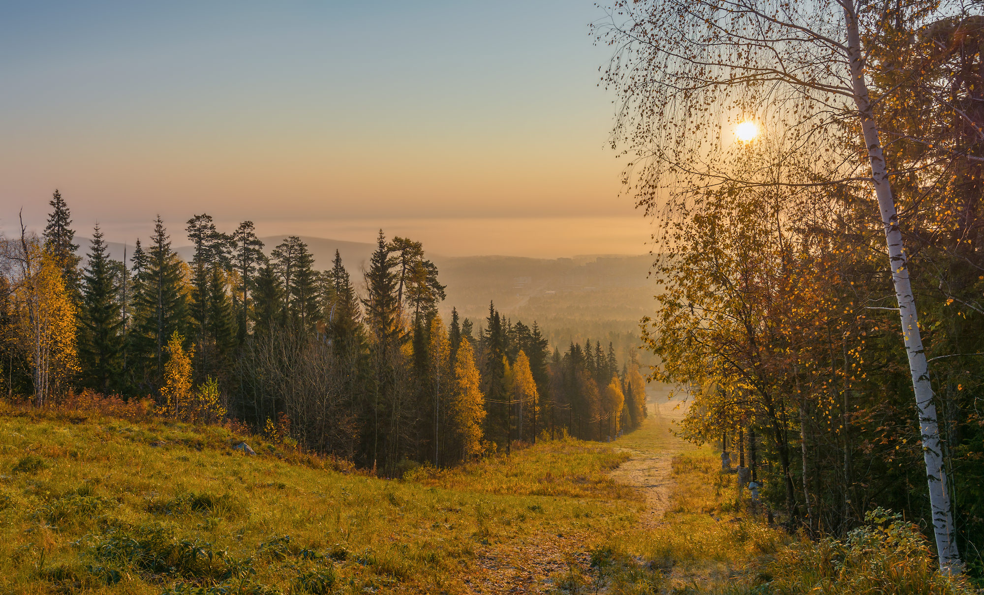 Красивый осенний рассвет на Урале