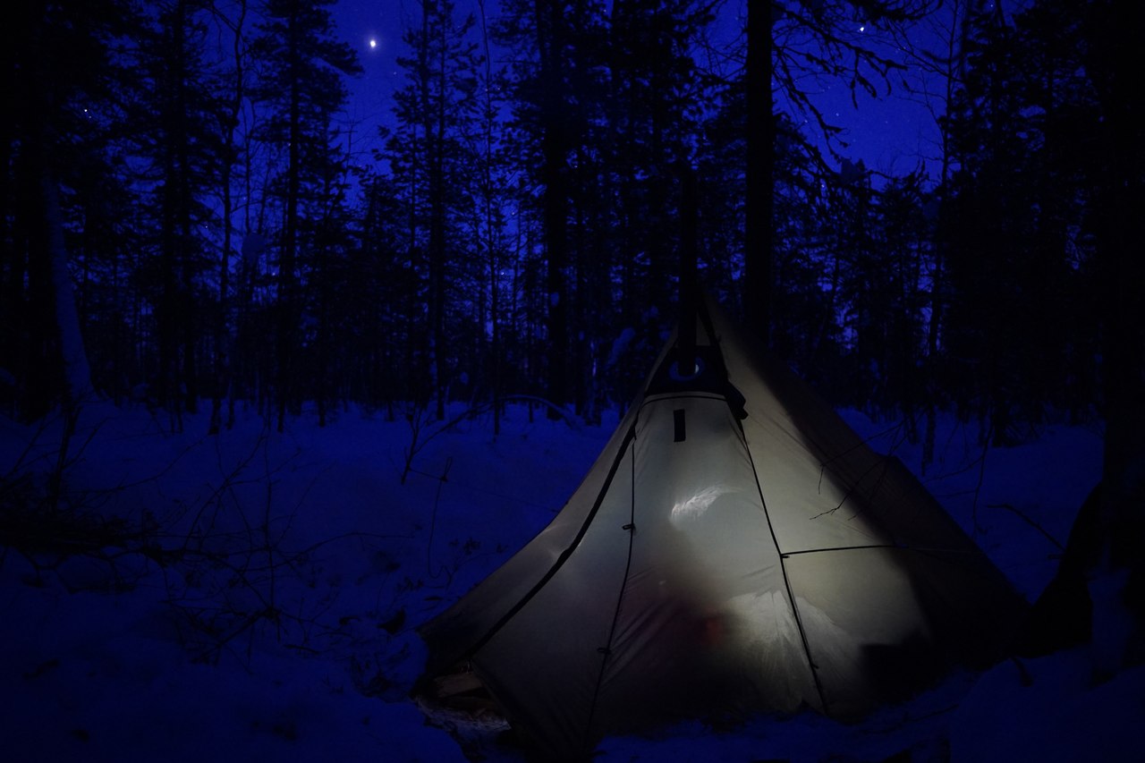 Палатка зимой в лесу