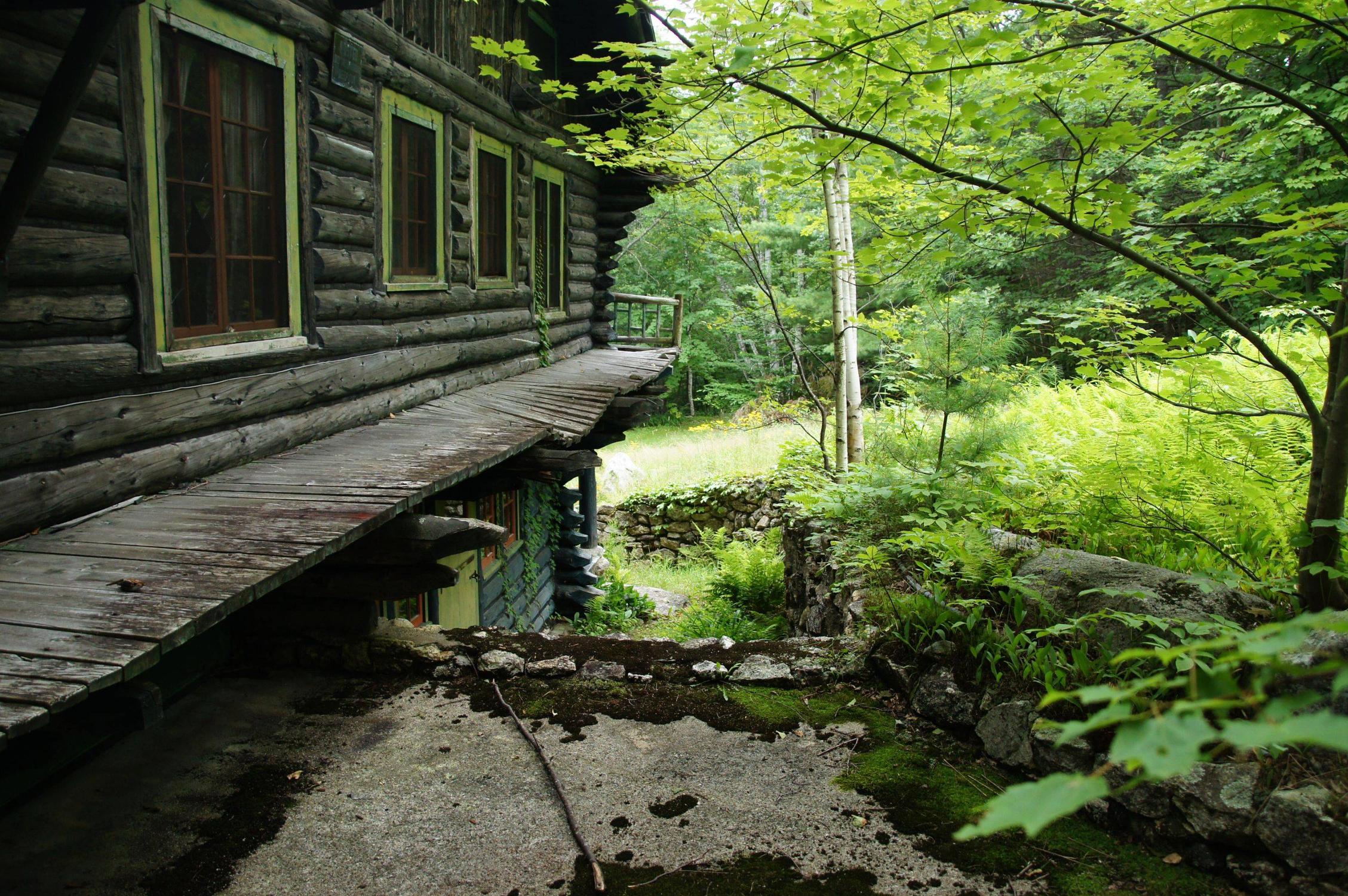 Полуразрушенный дом в лесу