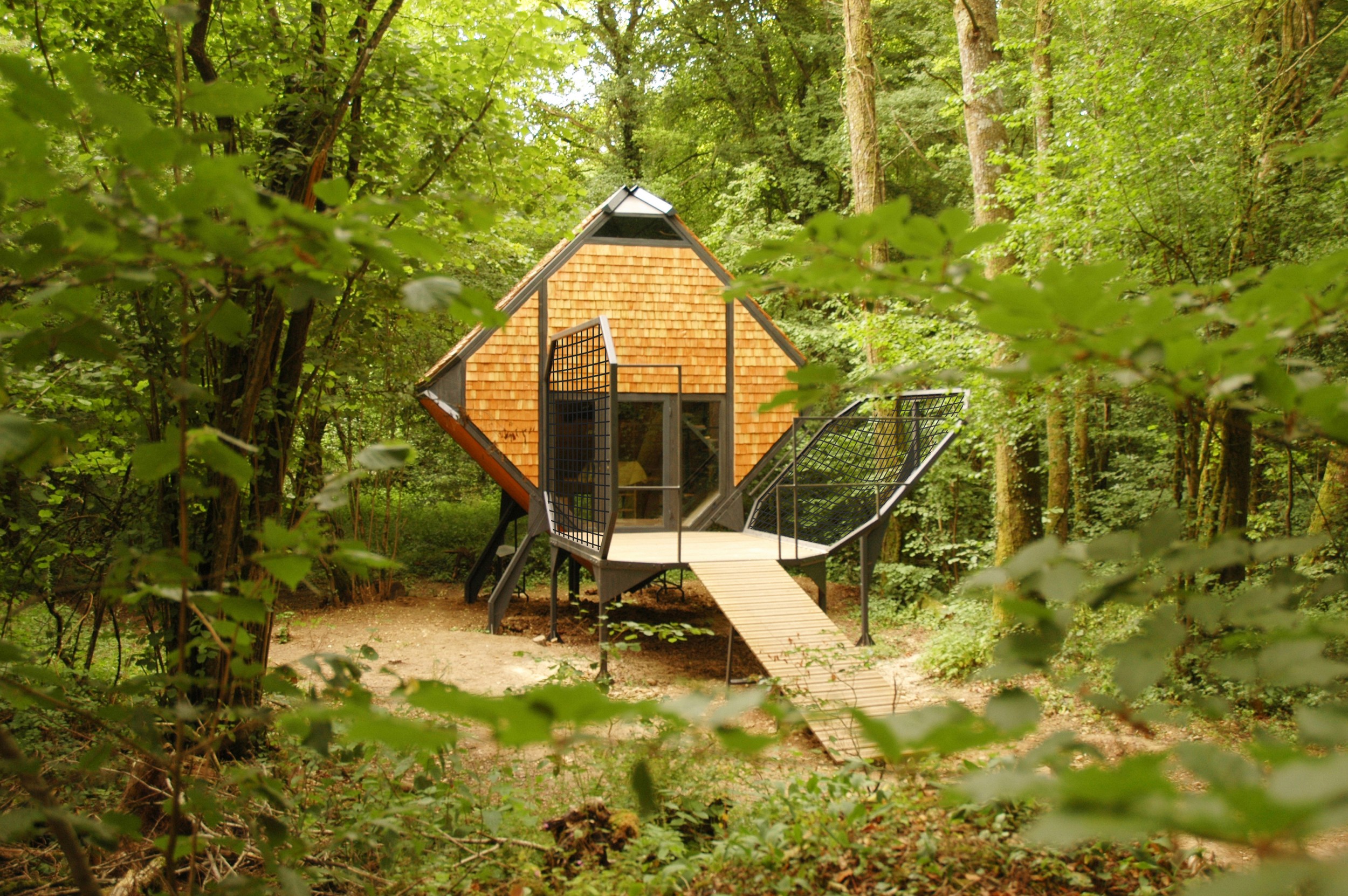 Кемпинговый домик в лесу
