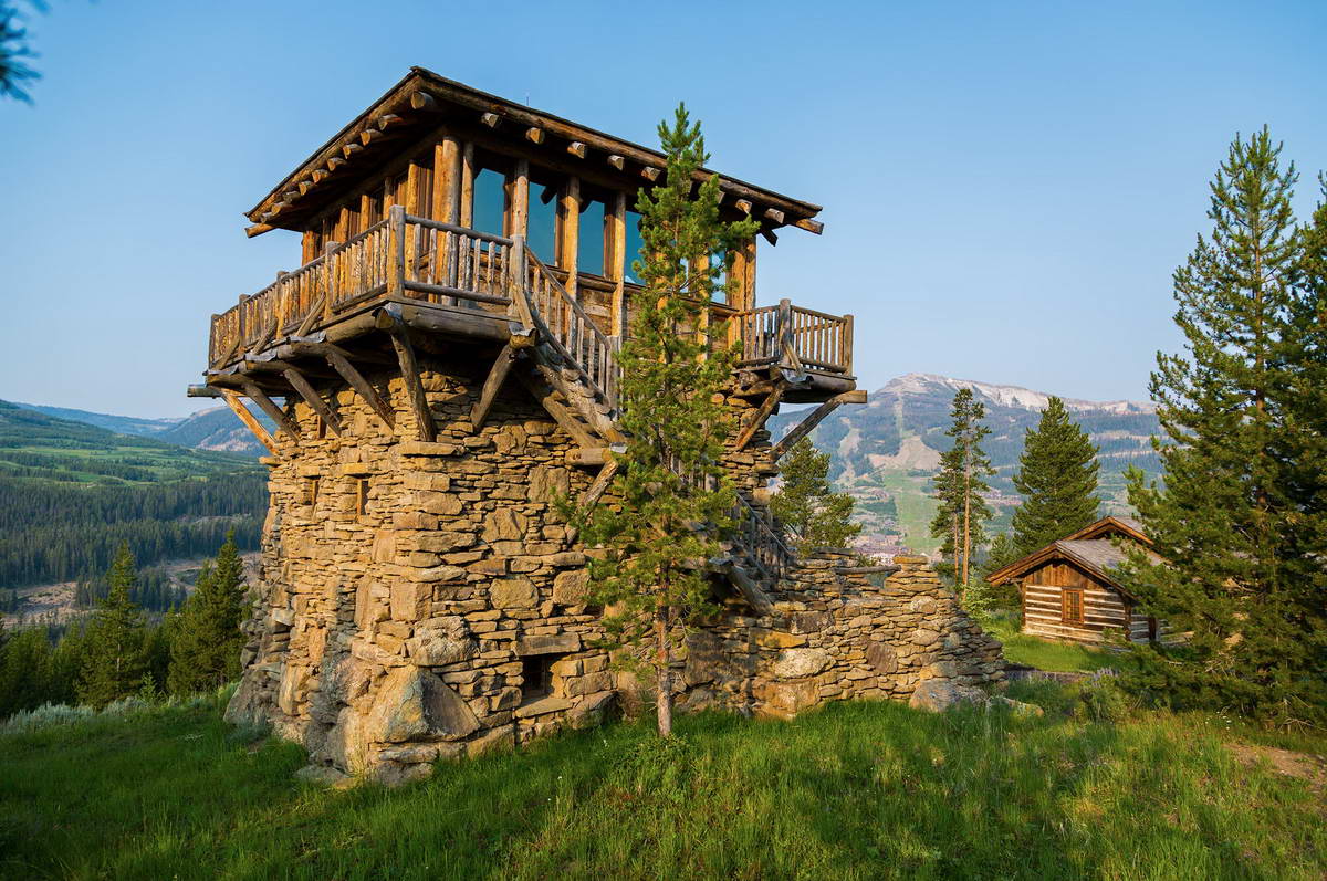 деревянный домик в горах