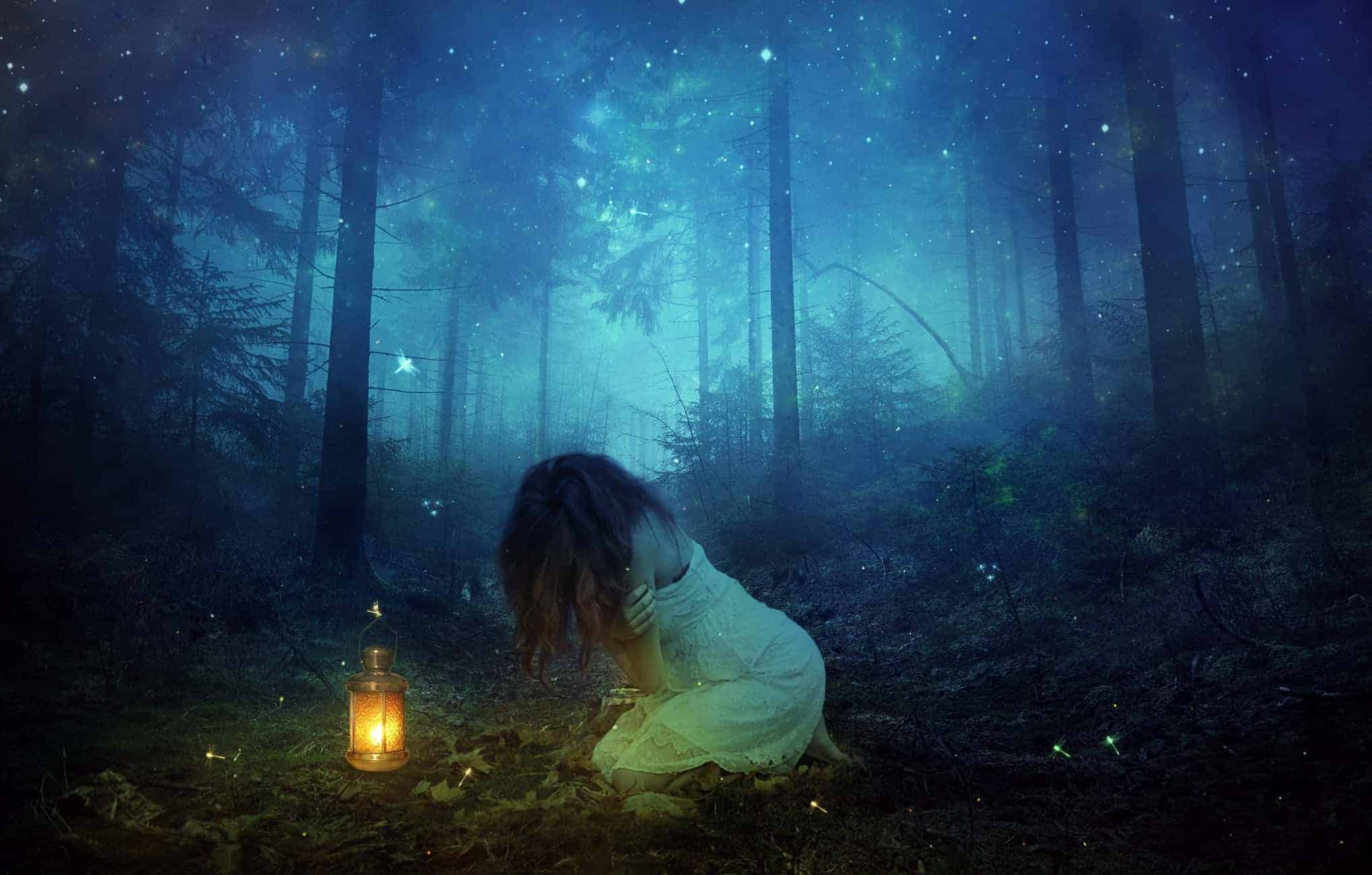 Девушка ночью в лесу