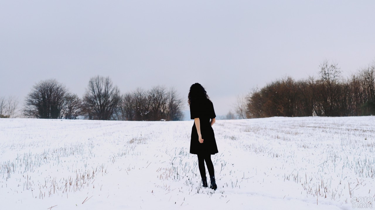 Девушка с чёрными волосами со спины зимой