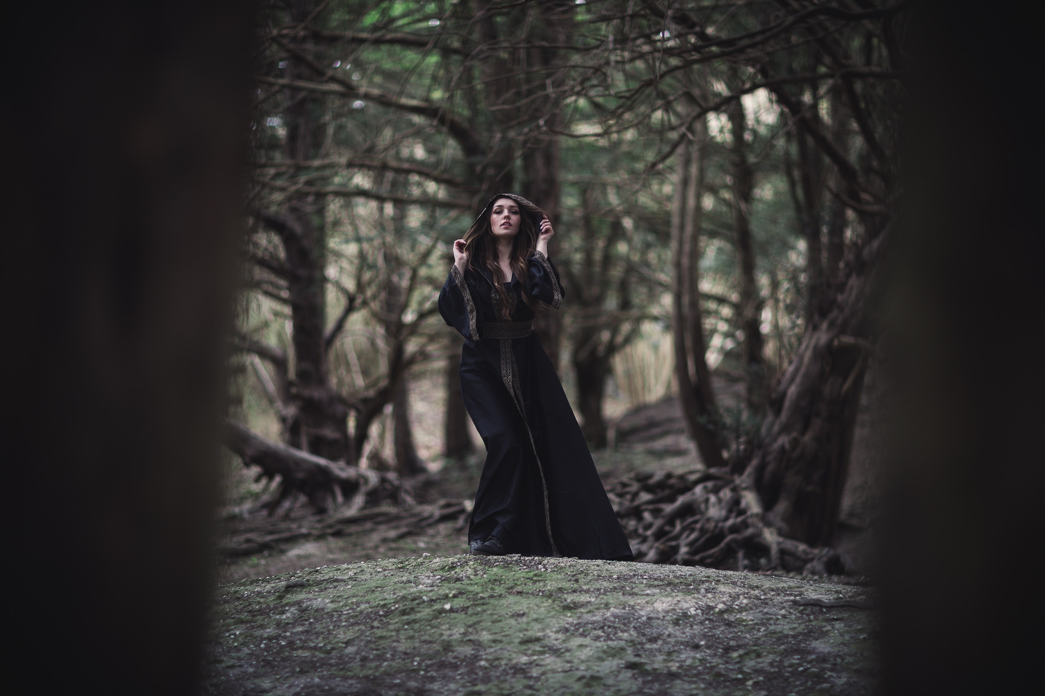 Фотосессия в черном платье в лесу