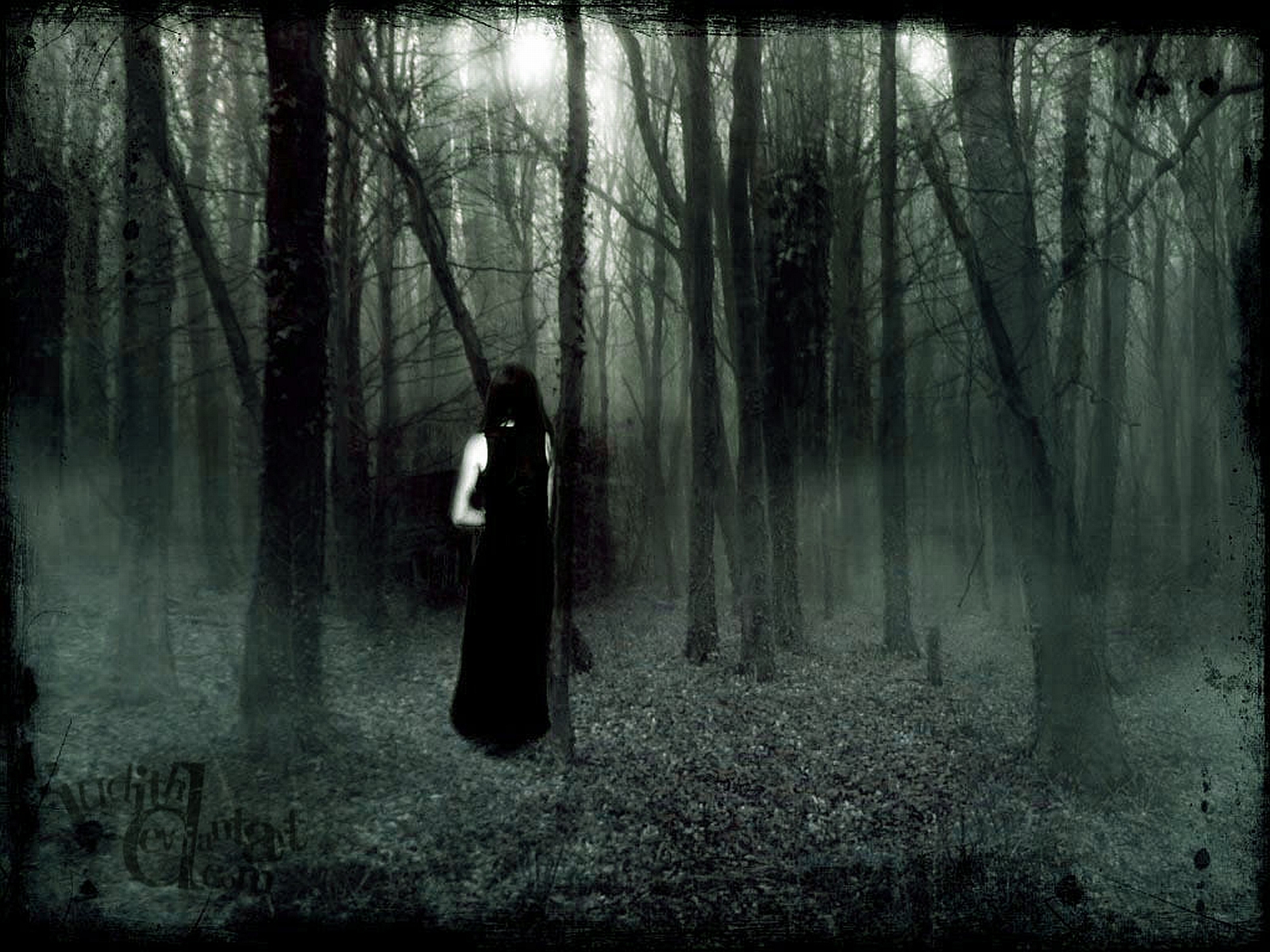Призрак девушки в лесу