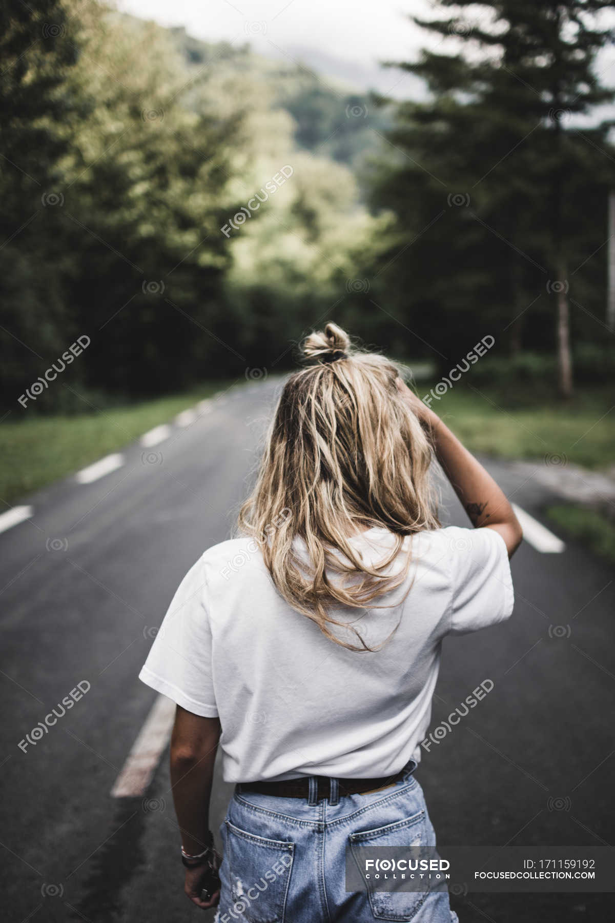 Блондинка со спины на дороге