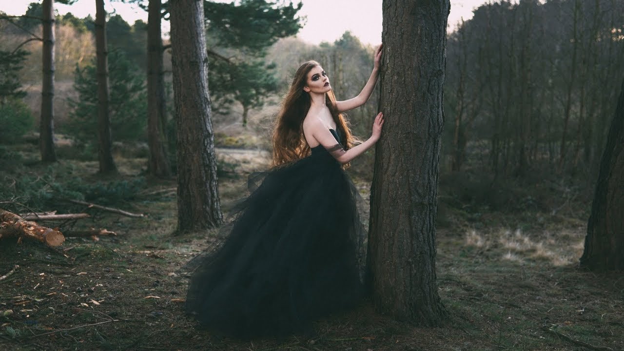 Девушка ведьма в лесу