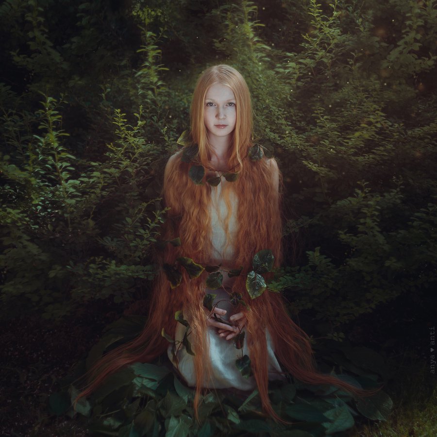Рыжеволосая ведьма в лесу