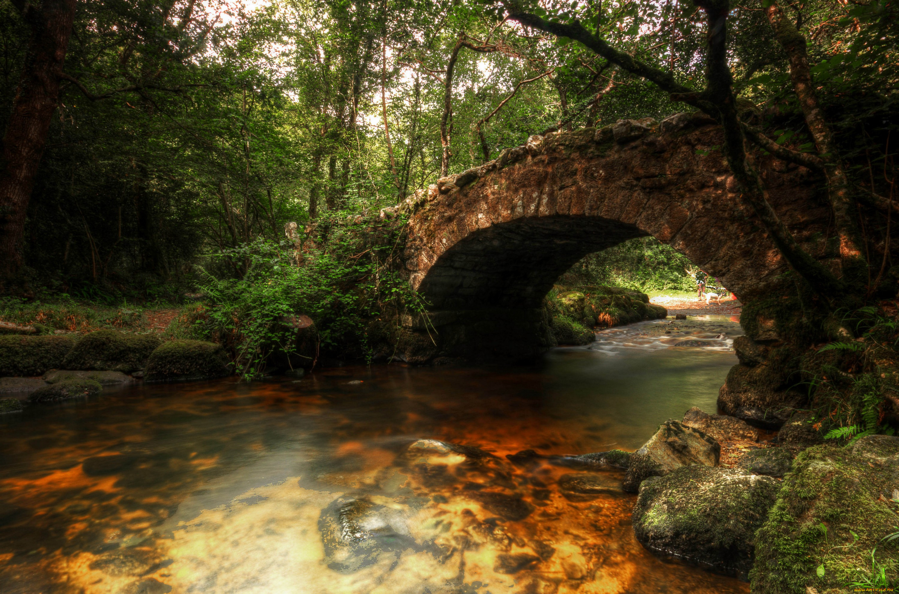 Каменный мост через реку