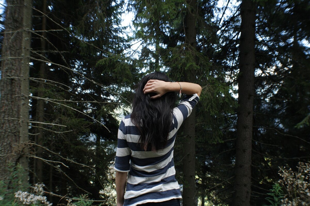 Девушка с черными волосами в лесу