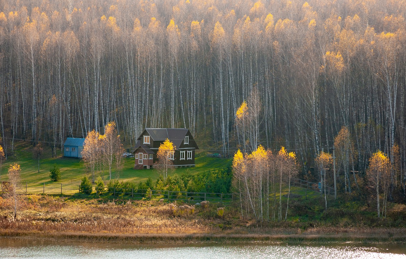 Деревенский домик в осеннем лесу