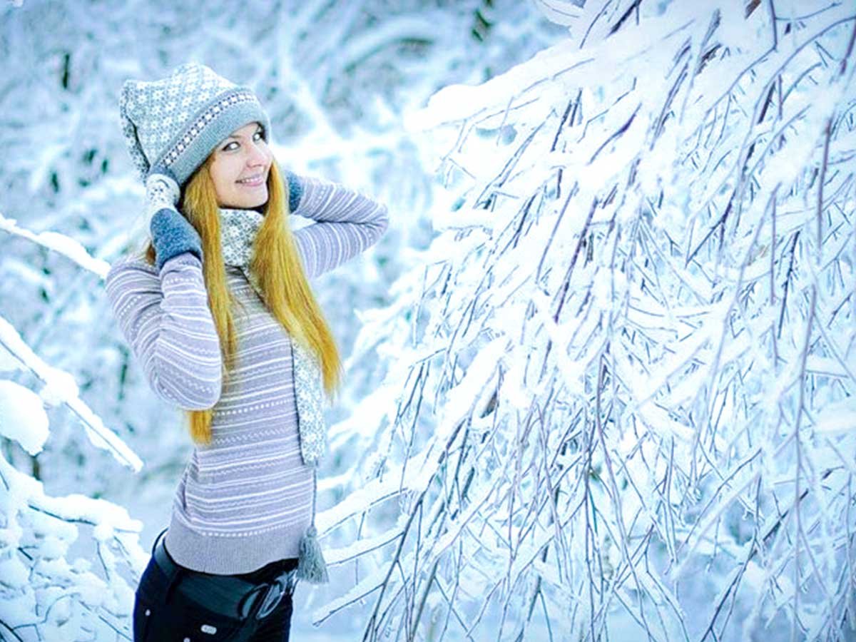 красивые фото зимой в лесу девушки