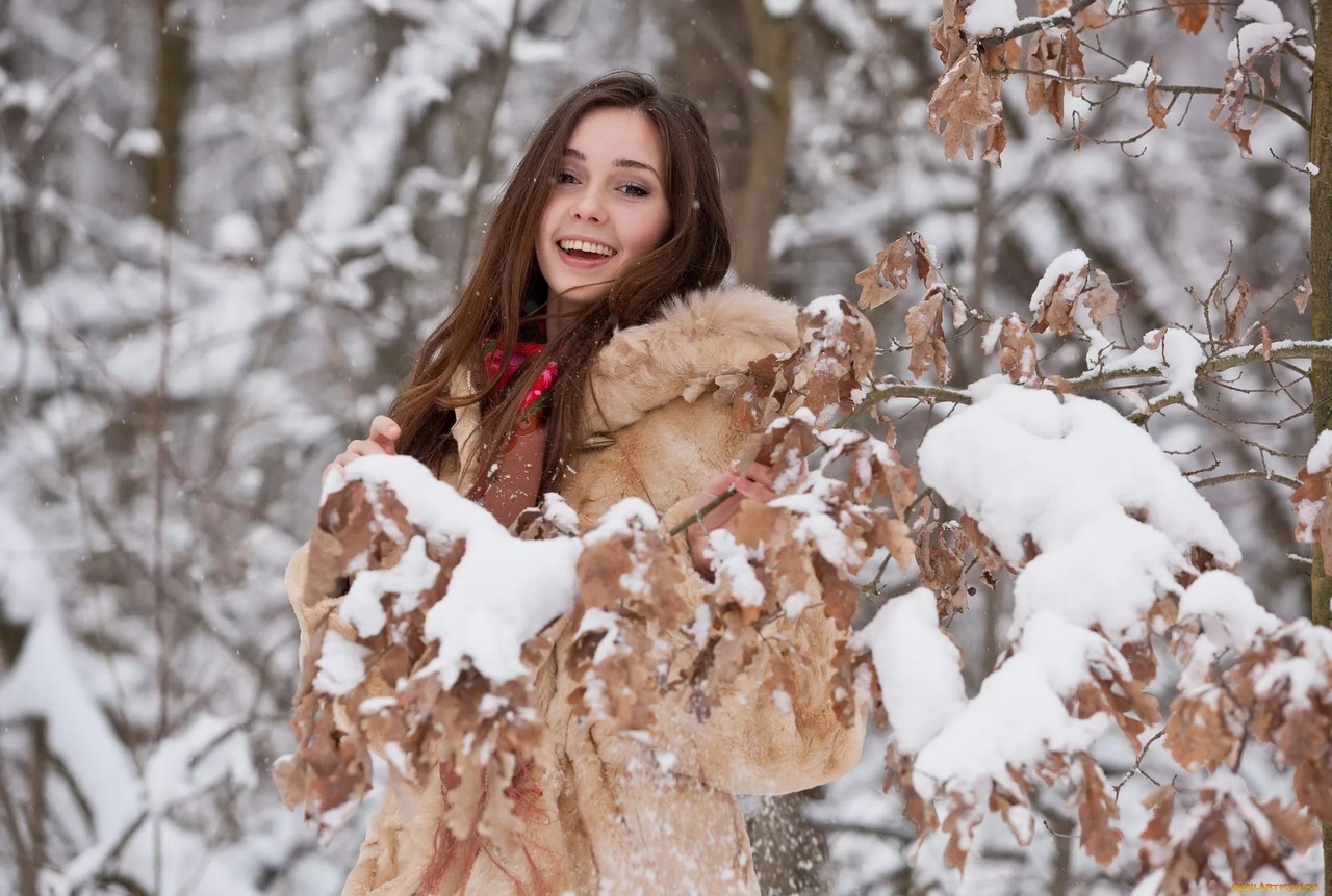 женщина в зимнем лесу фото