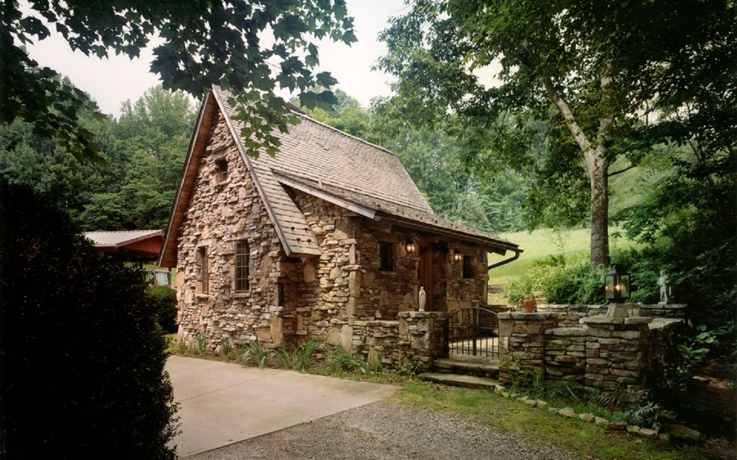 Маленький каменный домик в лесу