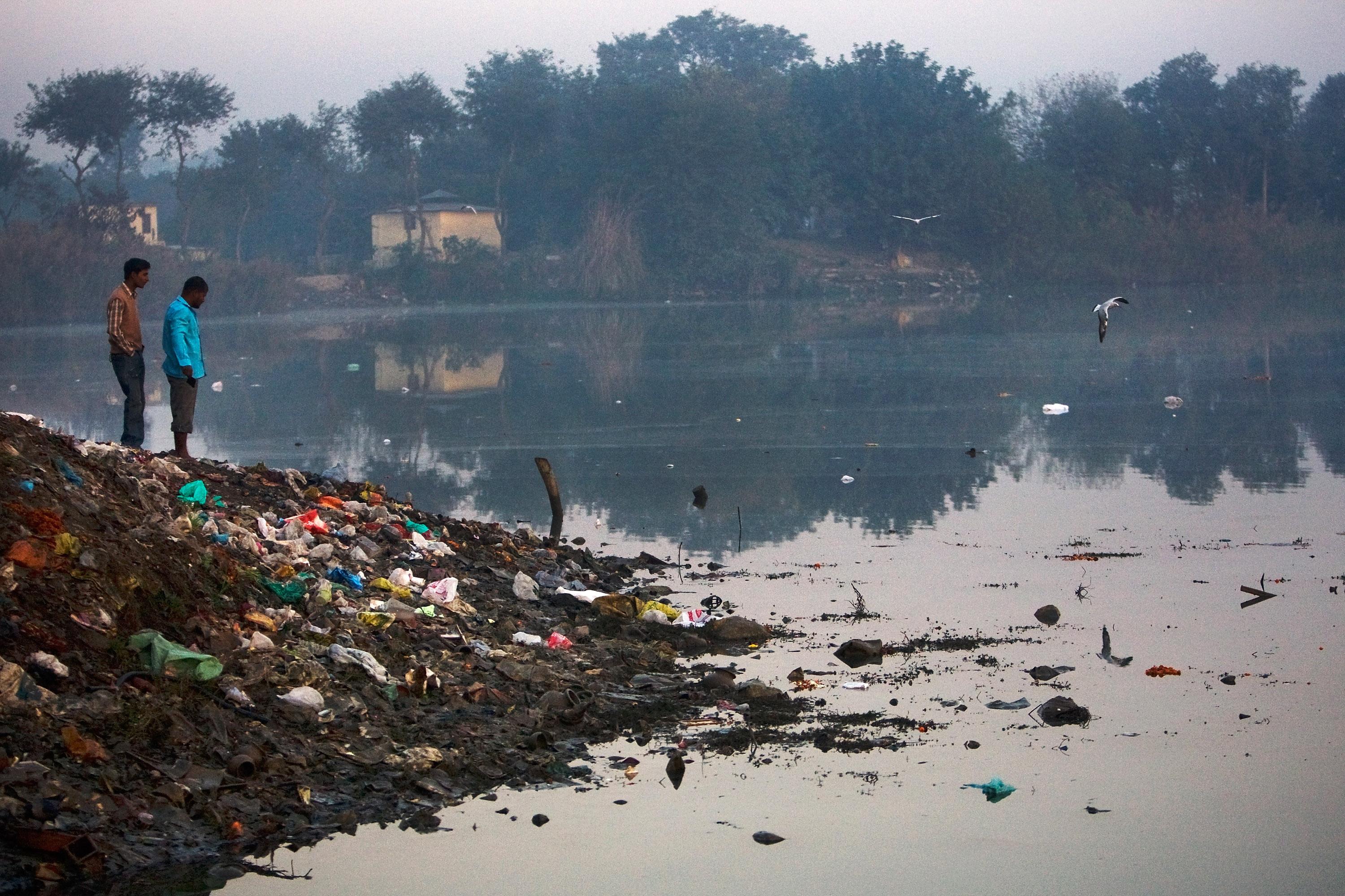 Загрязненные реки Индии
