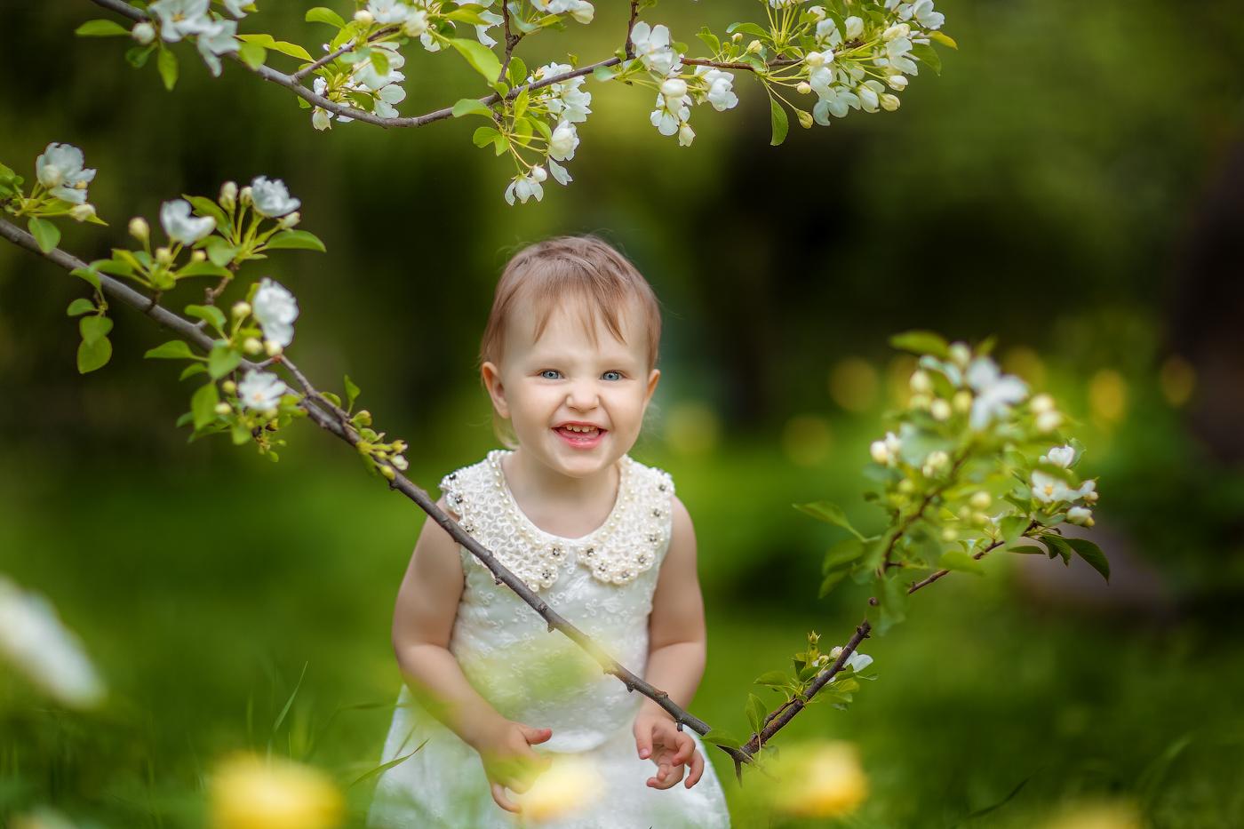 Фотосессия в яблонях цветущих детская