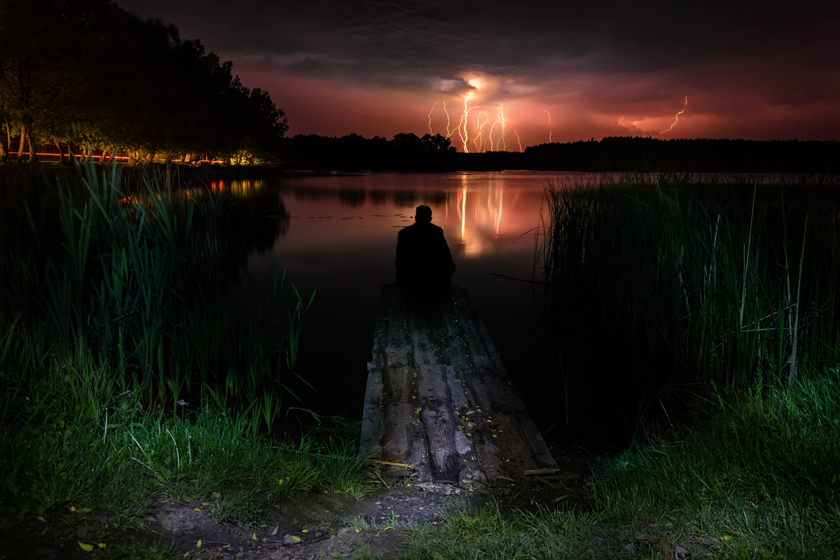 Девушка в озере ночью
