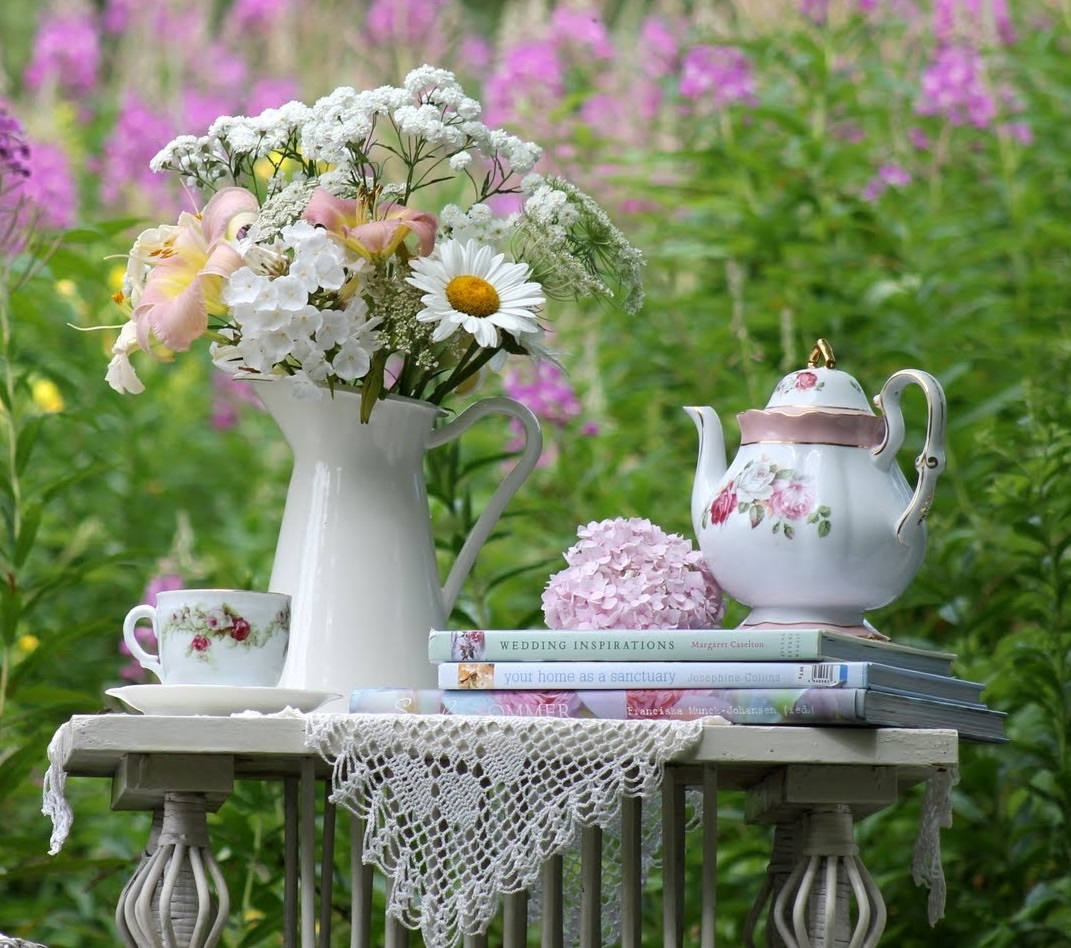 Чаепитие в саду летом