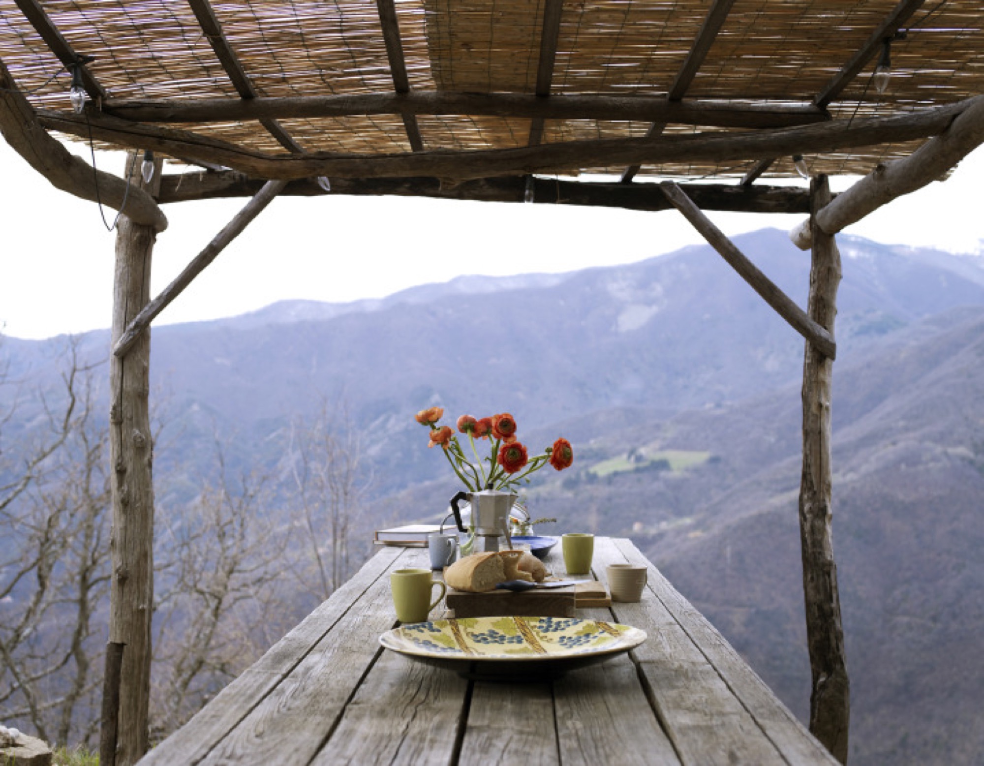 Чай на веранде с видом на горы