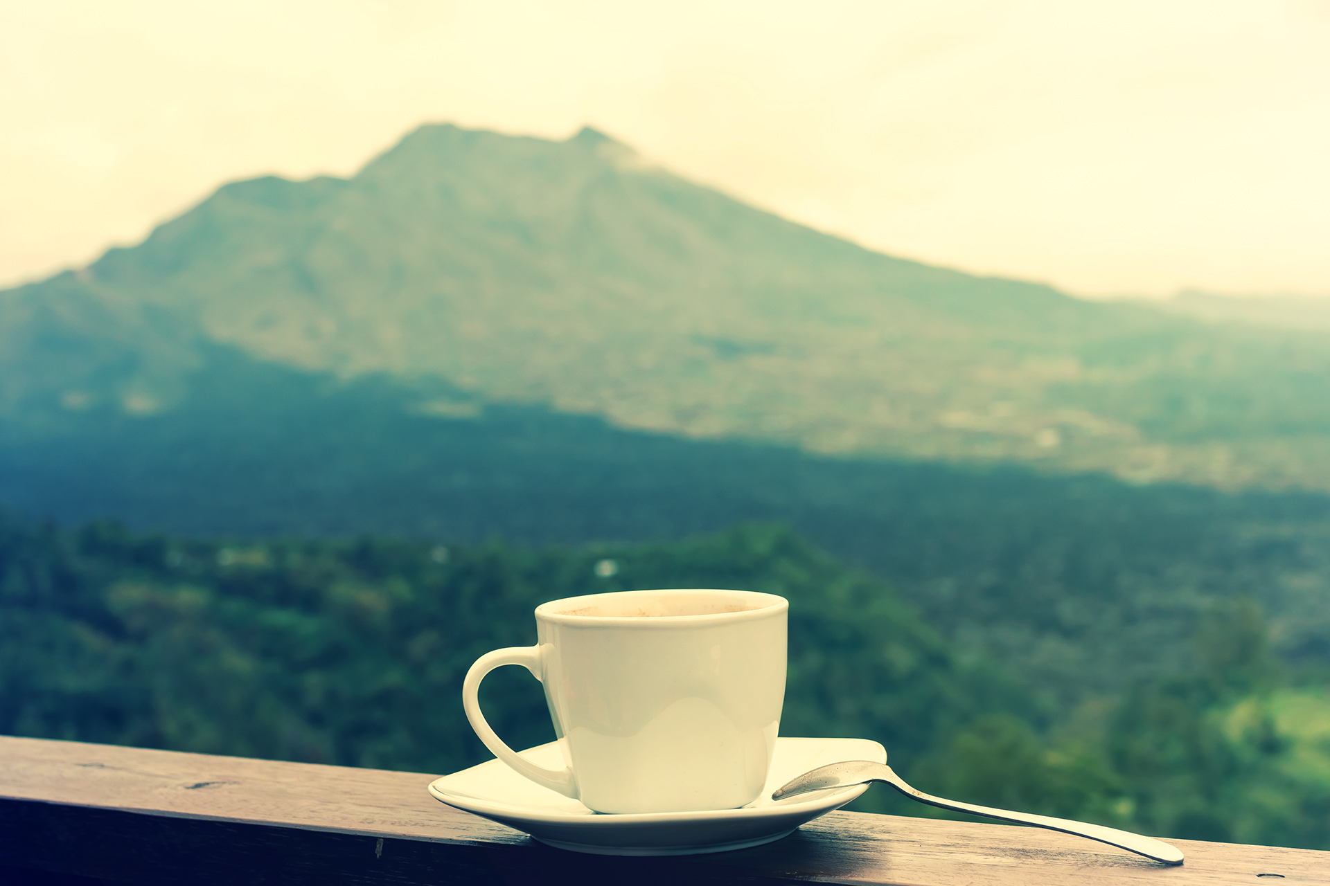 Кофе на фоне природы