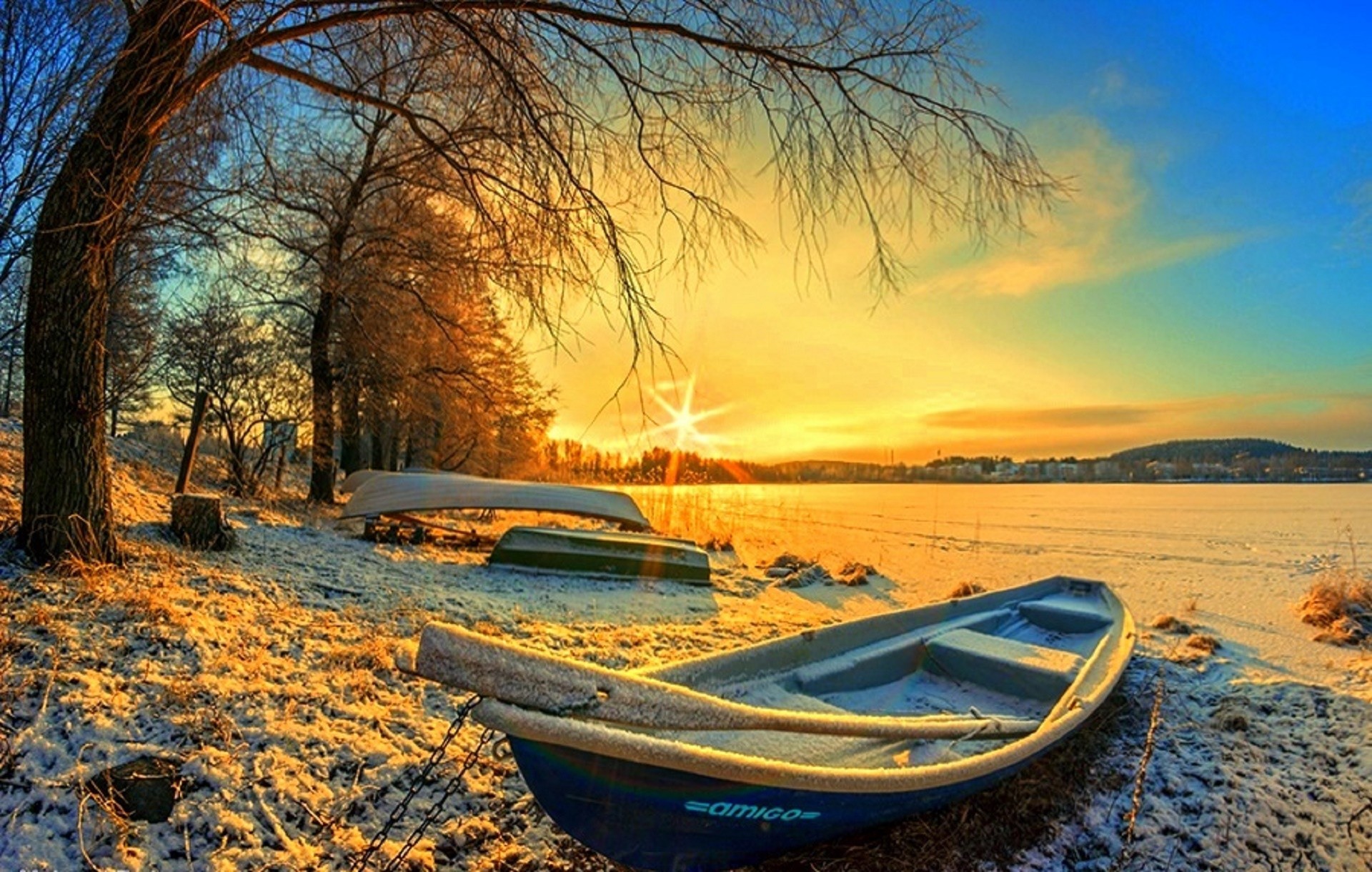 Лодка на зимнем озере в лесу