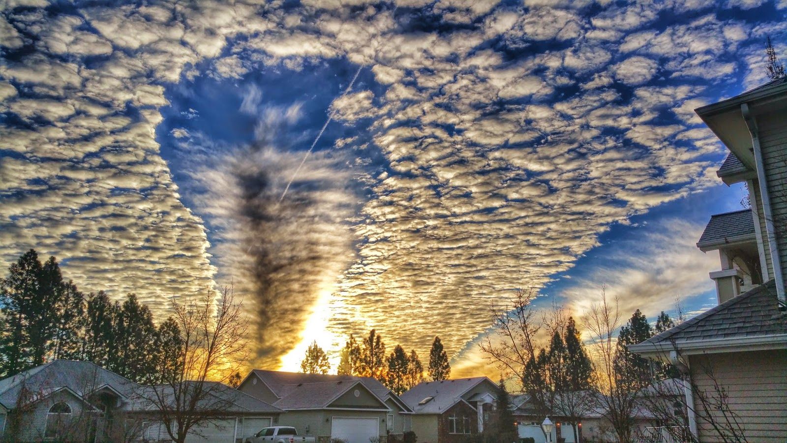 Эффект Fallstreak в перисто- кучевых облаках