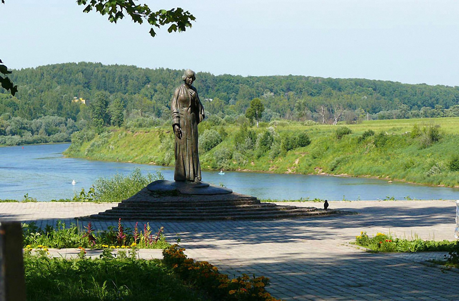 Памятник Цветаевой в Тарусе