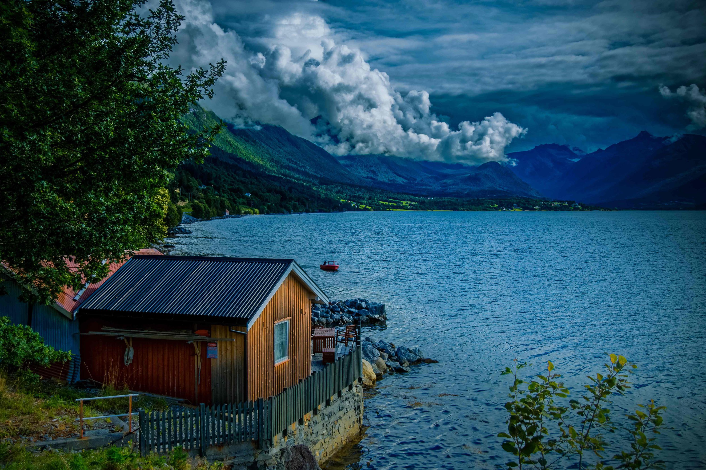 Домик в горах у озера Норвегия