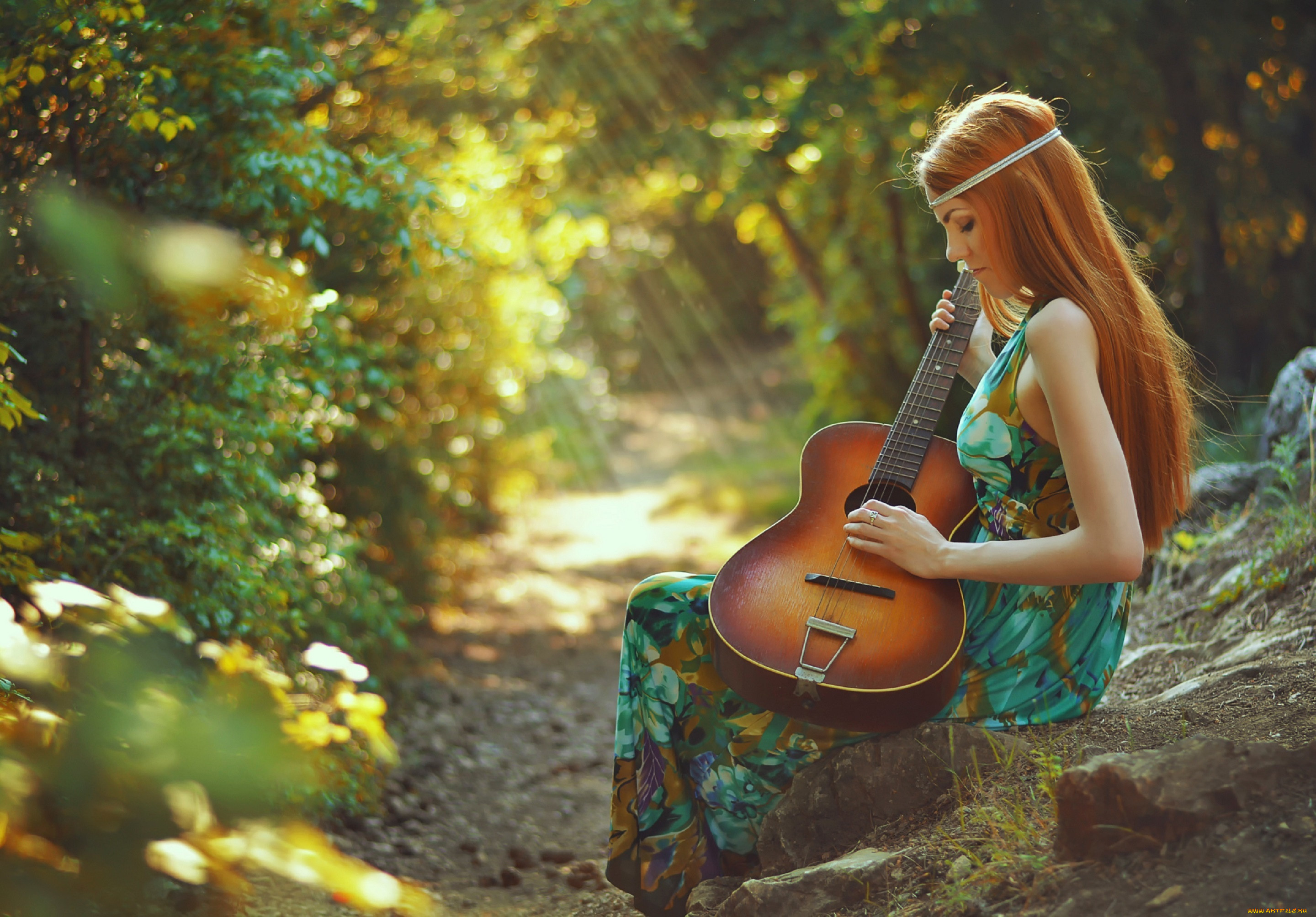 Девушка с гитарой в лесу