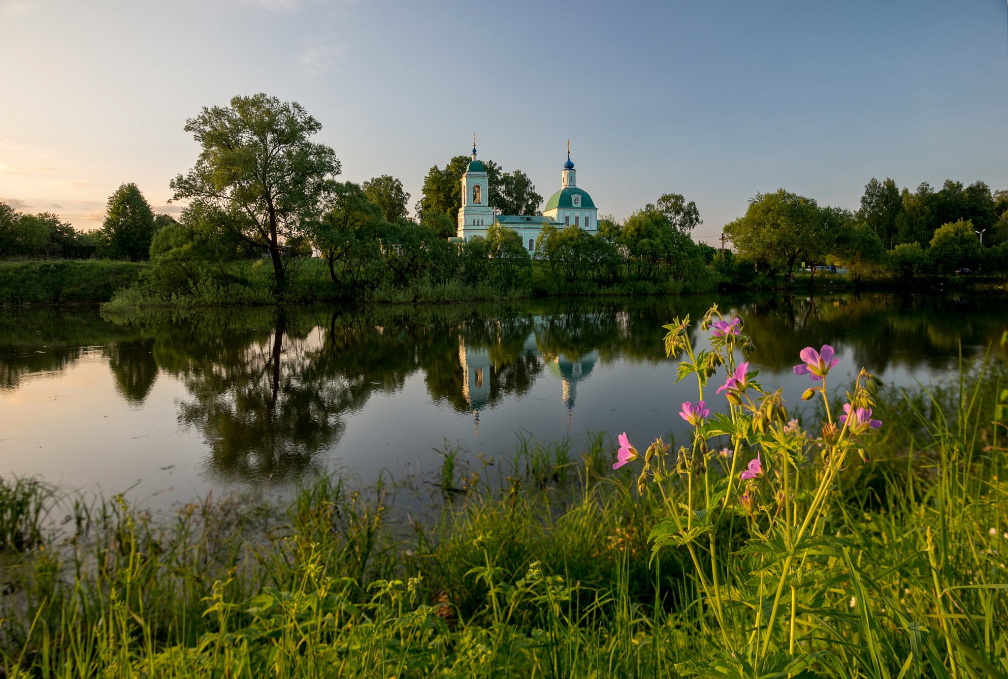 Подмосковье Церковь река лето