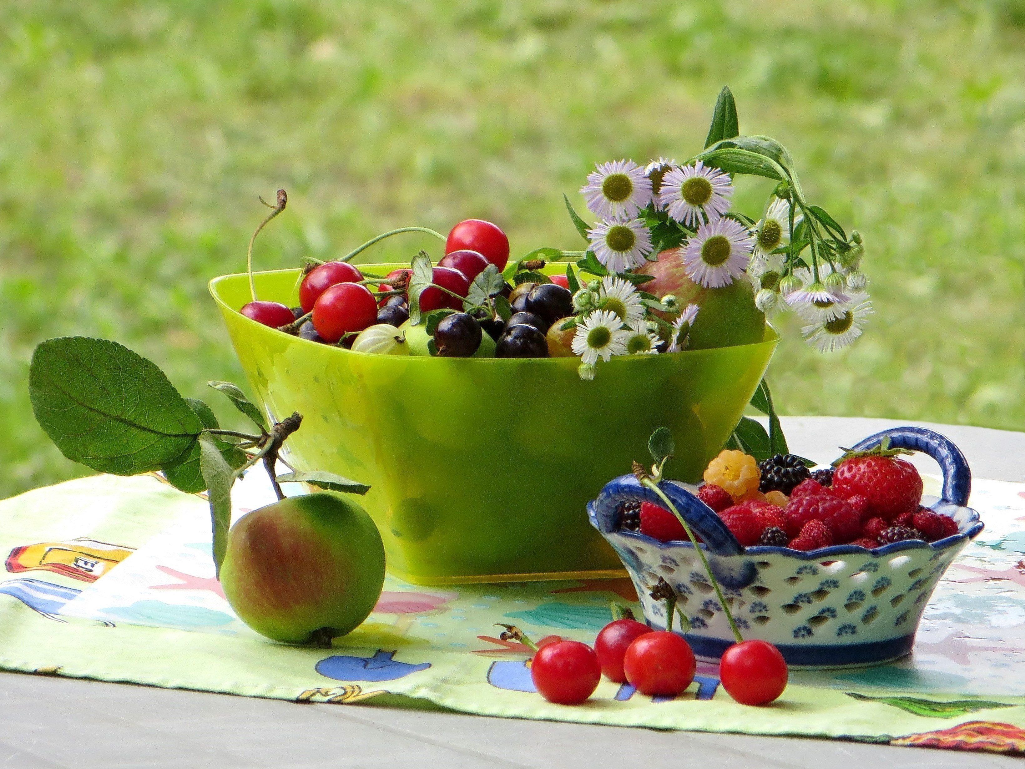Натюрморт с цветами и ягодами