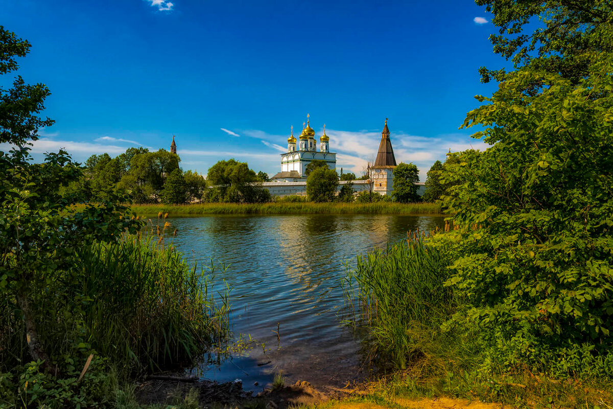 Подмосковье Церковь река лето
