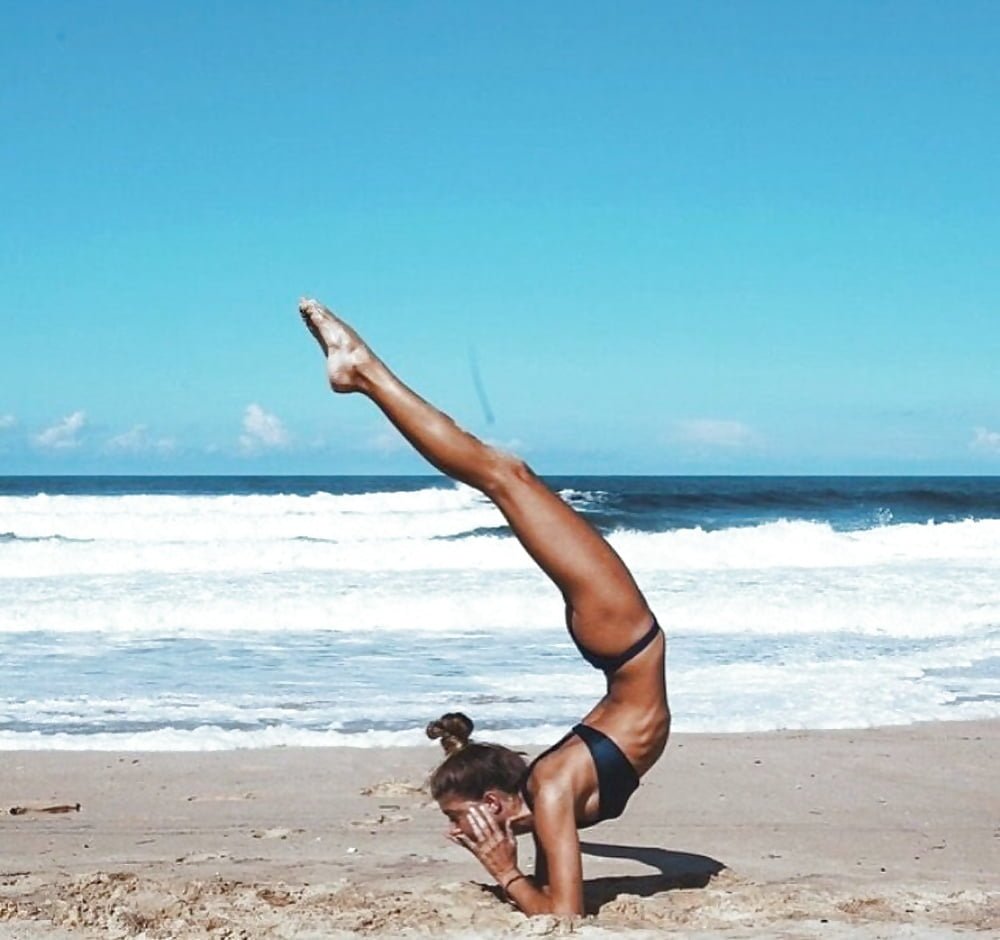 Стройная гимнастка пришла голой на пляж и стала позировать