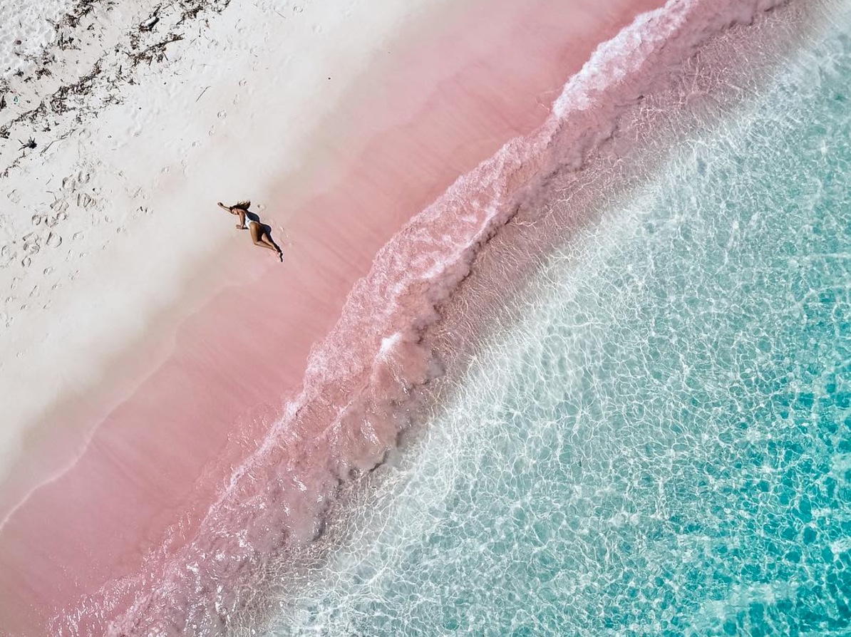 Пляж с розовым песком на Багамах