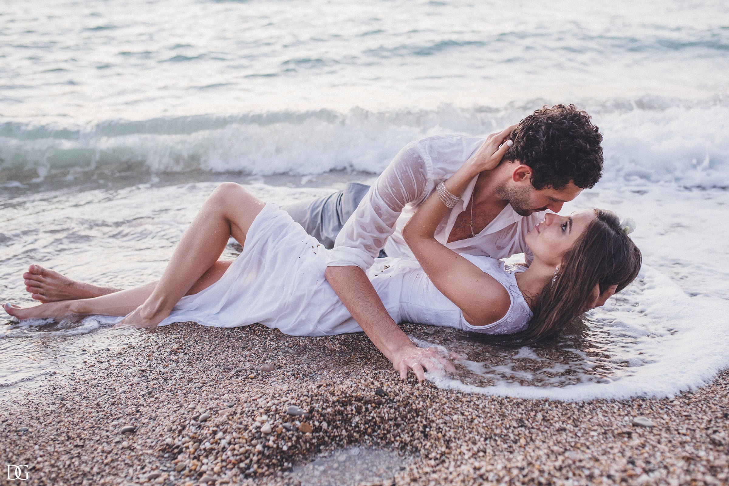 пары влюбленные на пляже