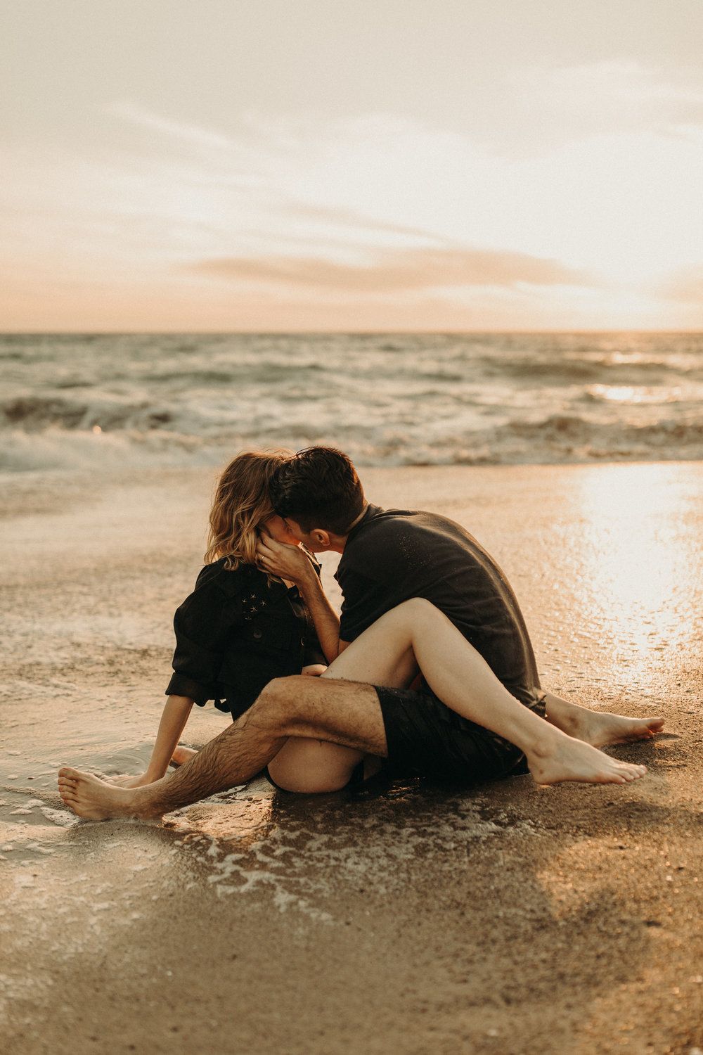 Влюблённая парочка пришла на безлюдный пляж для секса под открытым небом