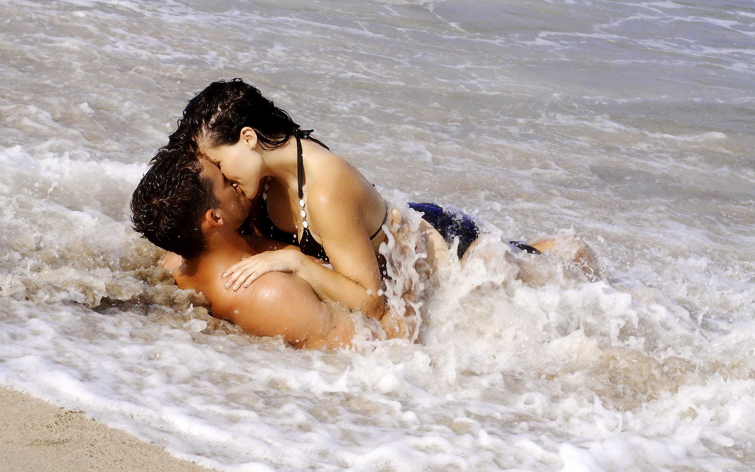 Пара весело проводит время на пляже и в гостинице порно фото