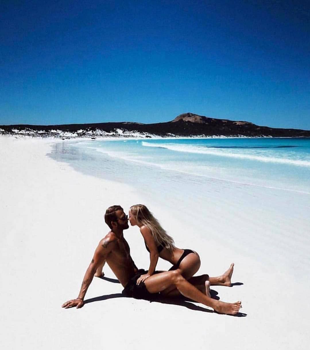 Красивая аппетитная блондинка на пляже нашла партнёра для любительского секса