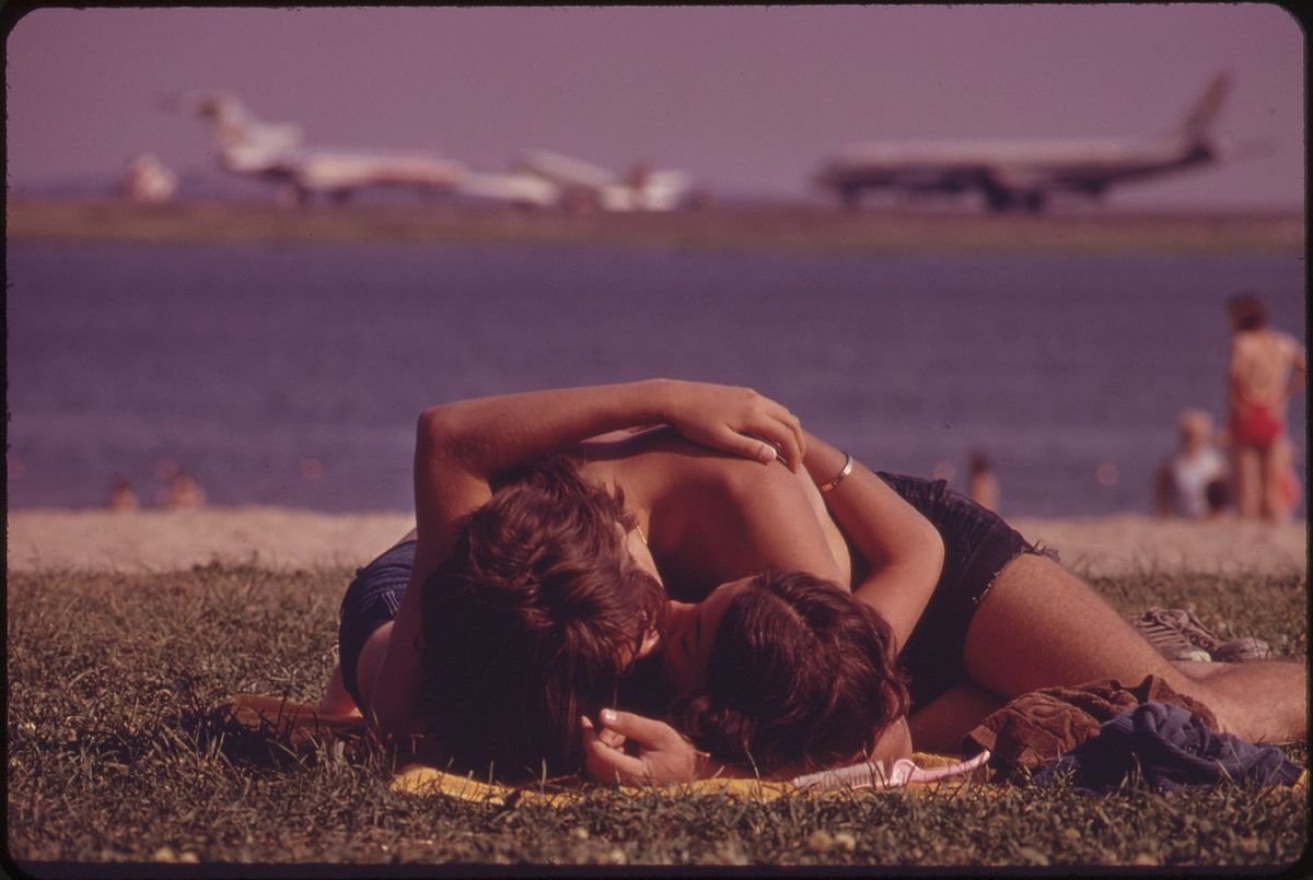Влюблённая парочка пришла на безлюдный пляж для секса под открытым небом