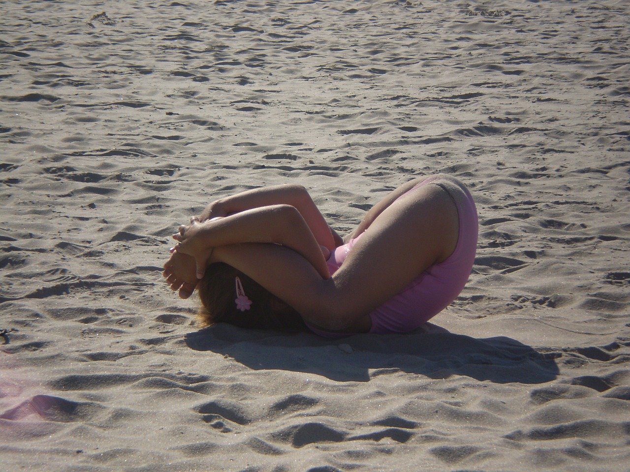 Гимнастика на пляже девочки