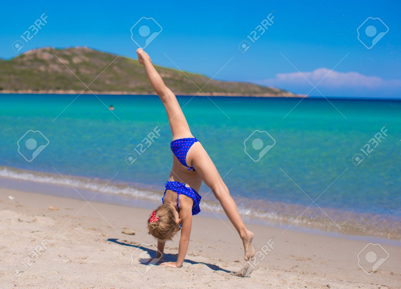 Маленькая гимнастка на море