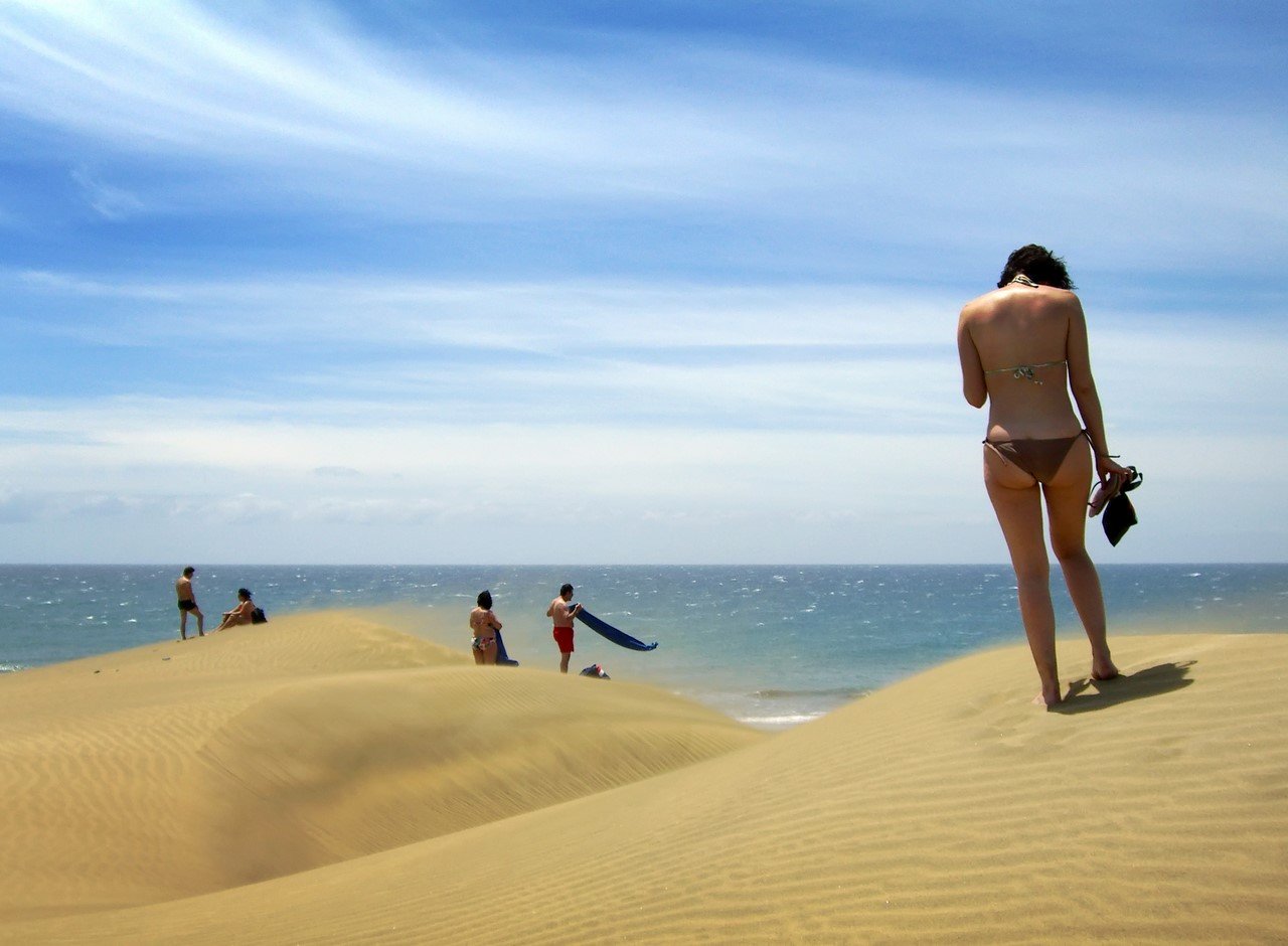 Брюнетка на нудистском пляже - 13 фото